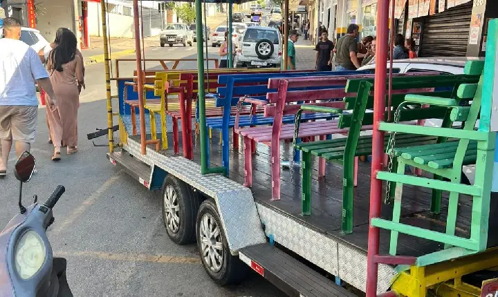 Trenzinho turístico se solta de veículo e desce rua em Monte Sião; ninguém se feriu
