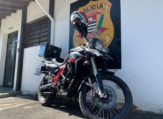 Polícia Civil de Itapira recupera BMW/F800 roubada na quarta-feira, 1 de maio.