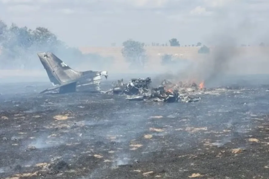 Avião Bimotor com destino a Socorro cai em Birigui e deixa três mortos