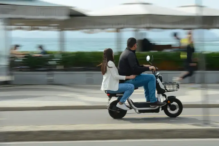 Novas regras para ciclomotores a partir de 2026: o que muda no trânsito