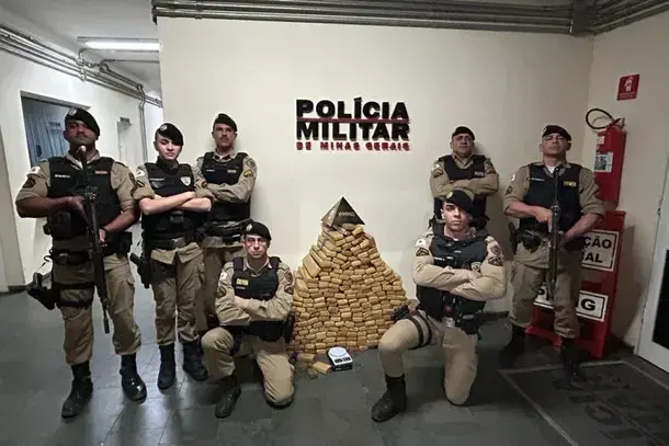 Após denúncia anônima PM estoura reduto do tráfico e apreende 258 barras de maconha Operação foi realizada em Cambuí.