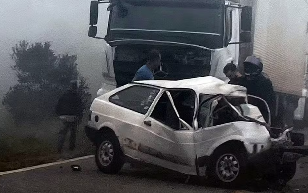 Batida entre carro e caminhão deixa motorista gravemente ferido na MG-290