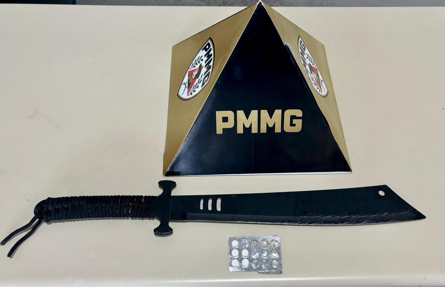 Motorista é autuado por direção perigosa, porte de arma branca e uso de drogas em Ouro Fino