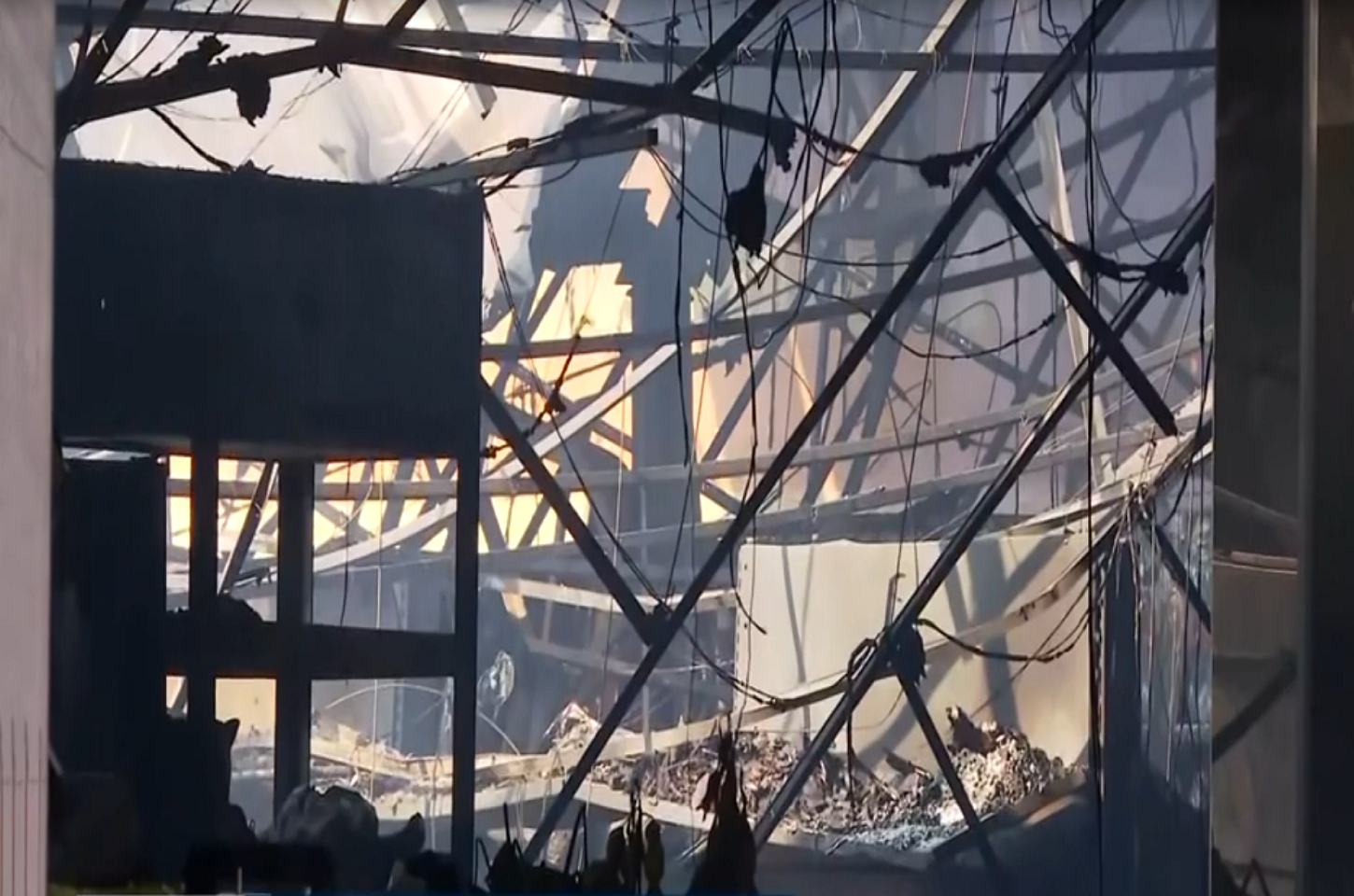 Supermercado é destruído por incêndio em Pouso Alegre e Defesa Civil interdita imóvel