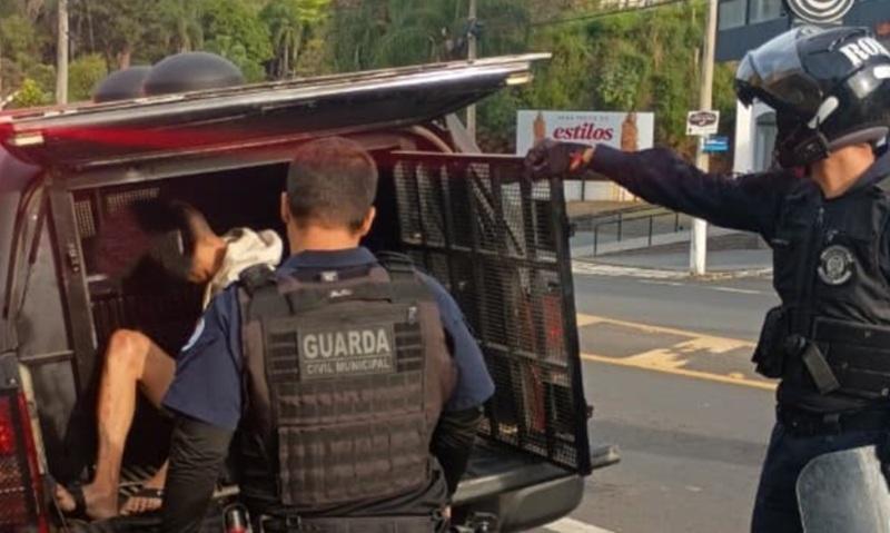 GCM de Lindoia prende dois homens por tráfico de drogas após perseguição