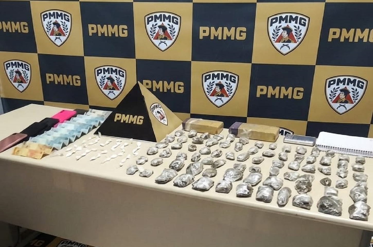 Mulher é presa e menor apreendida por tráfico de drogas em Ouro Fino