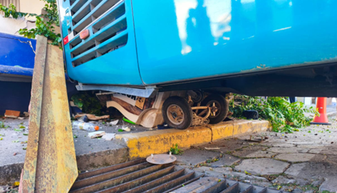 Ônibus desgovernado atinge empresa e destrói carrinho de ambulante em Monte Sião