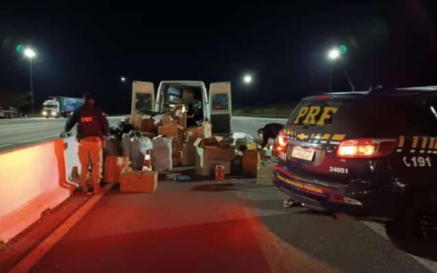 PRF apreende medicamentos proibidos e mercadorias irregulares na Fernão Dias, em MG