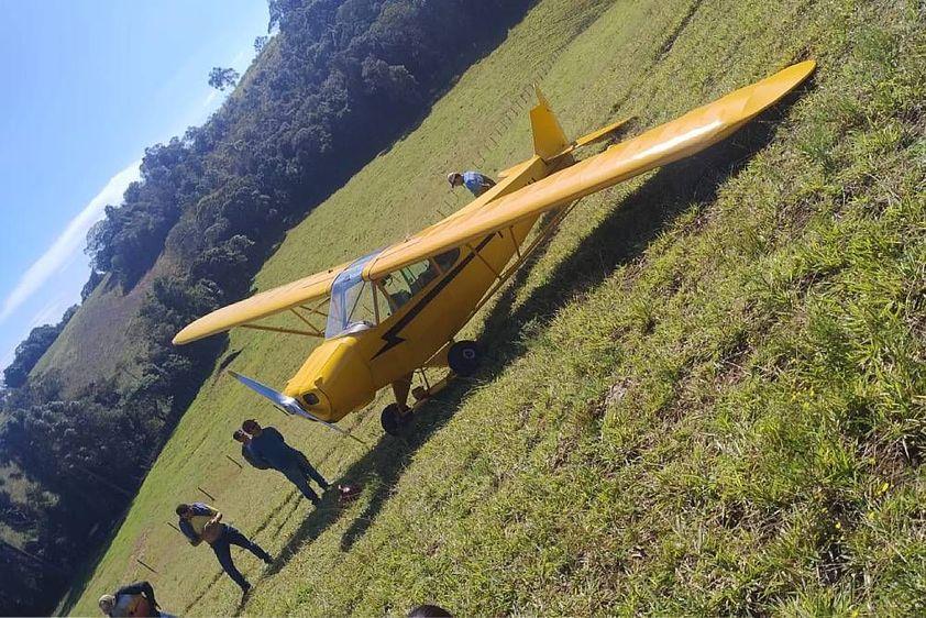 Avião monomotor tem pane durante voo e faz pouso forçado em pasto no Sul de Minas