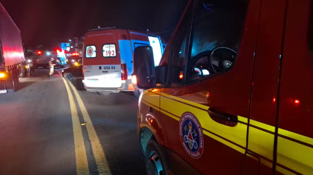 Batida frontal na BR-459 deixa feridos e mobiliza resgate em Pouso Alegre, MG