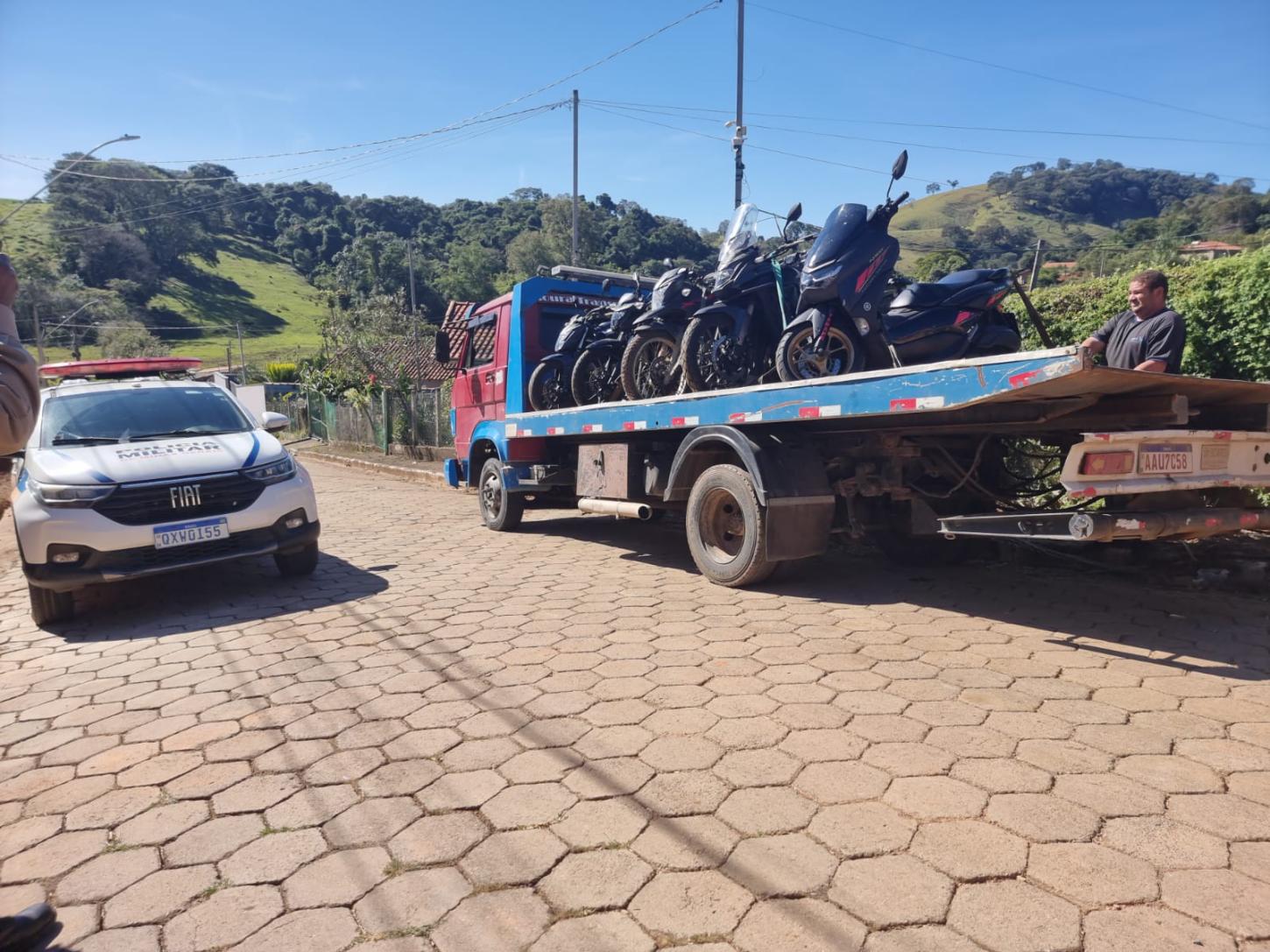 Operação impacto urbano em inconfidentes apreende motocicletas suspeitas e prende um indivíduo