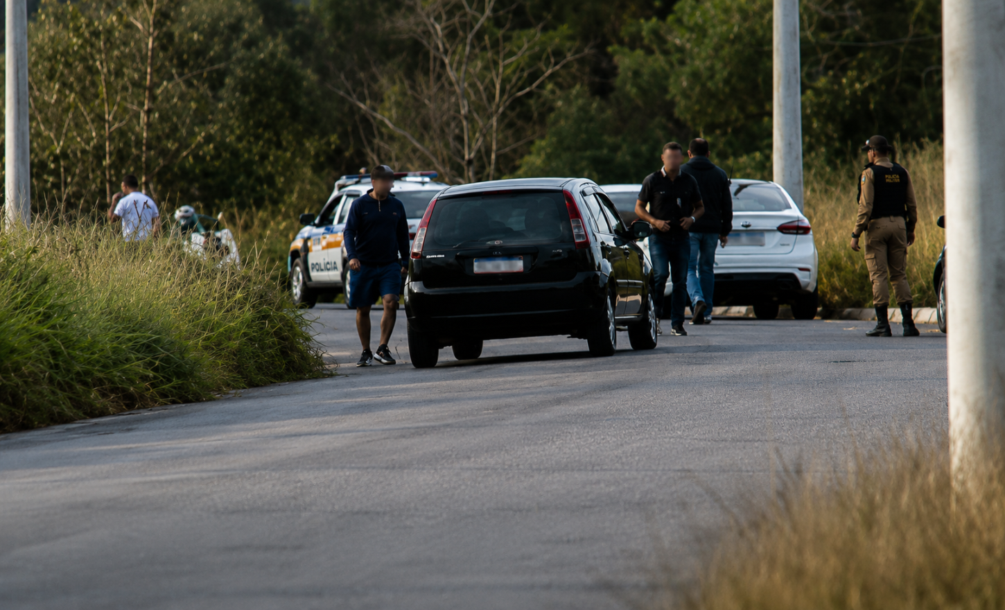 Suspeito de participação de roubo a residência em Monte Sião é detido após perseguição e queda de telhado.