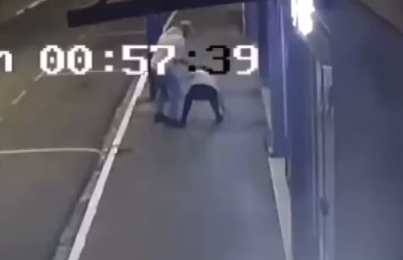 Vídeo registra homem agredindo companheira com violência em Jacutinga; suspeito está preso