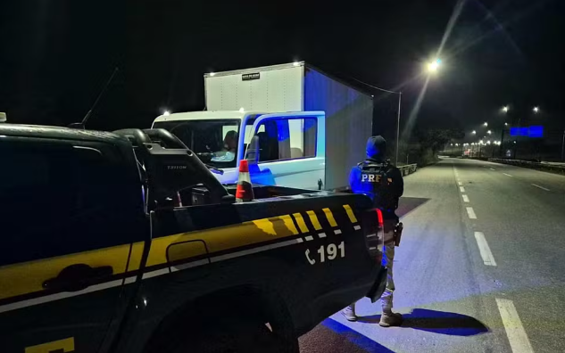 Cinco são presos após roubo de carga de pneus na Fernão Dias, em MG; caminhão clonado e carga são recuperados