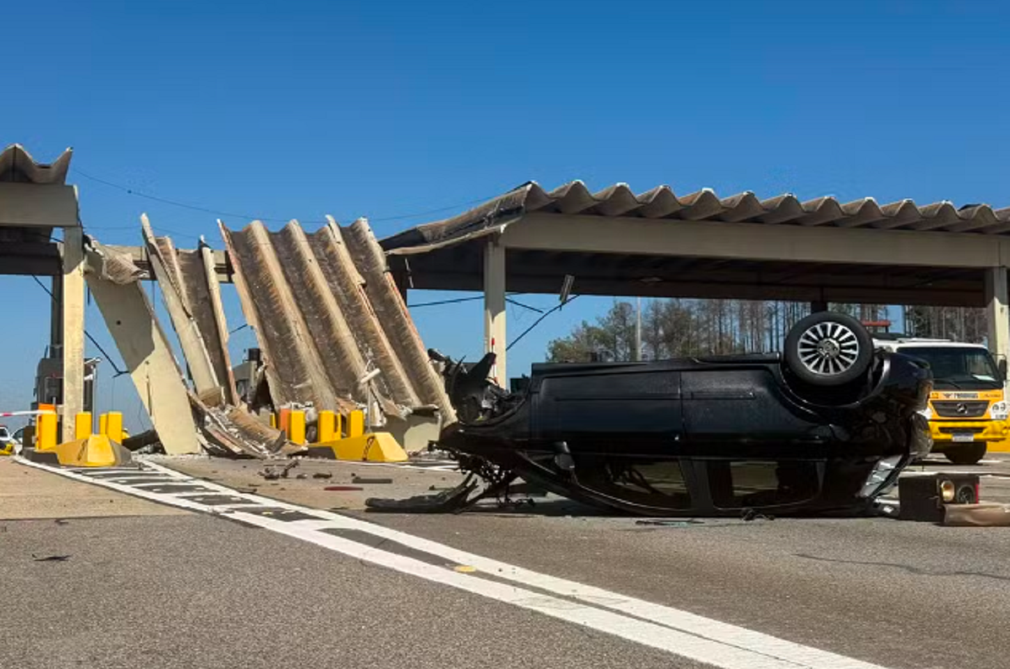 Motorista morre após carro atingir praça de pedágio e derrubar estrutura na SP-340