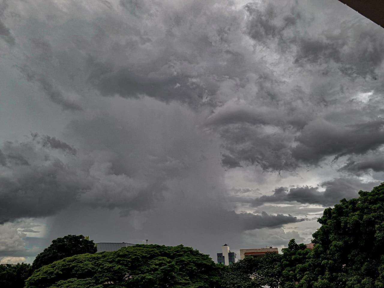 Frente fria rompe bloqueio e traz chuva no Sul de Minas após semanas de tempo seco