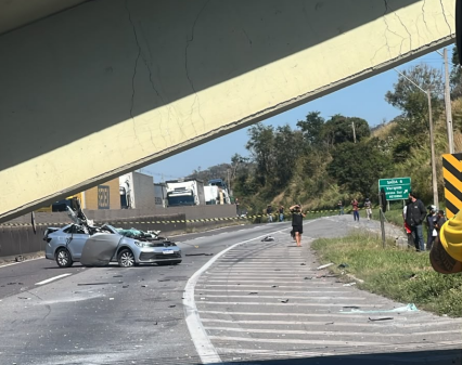Grave acidente na Rodovia Fernão Dias provoca queda de passarela e deixa dois mortos em Vargem