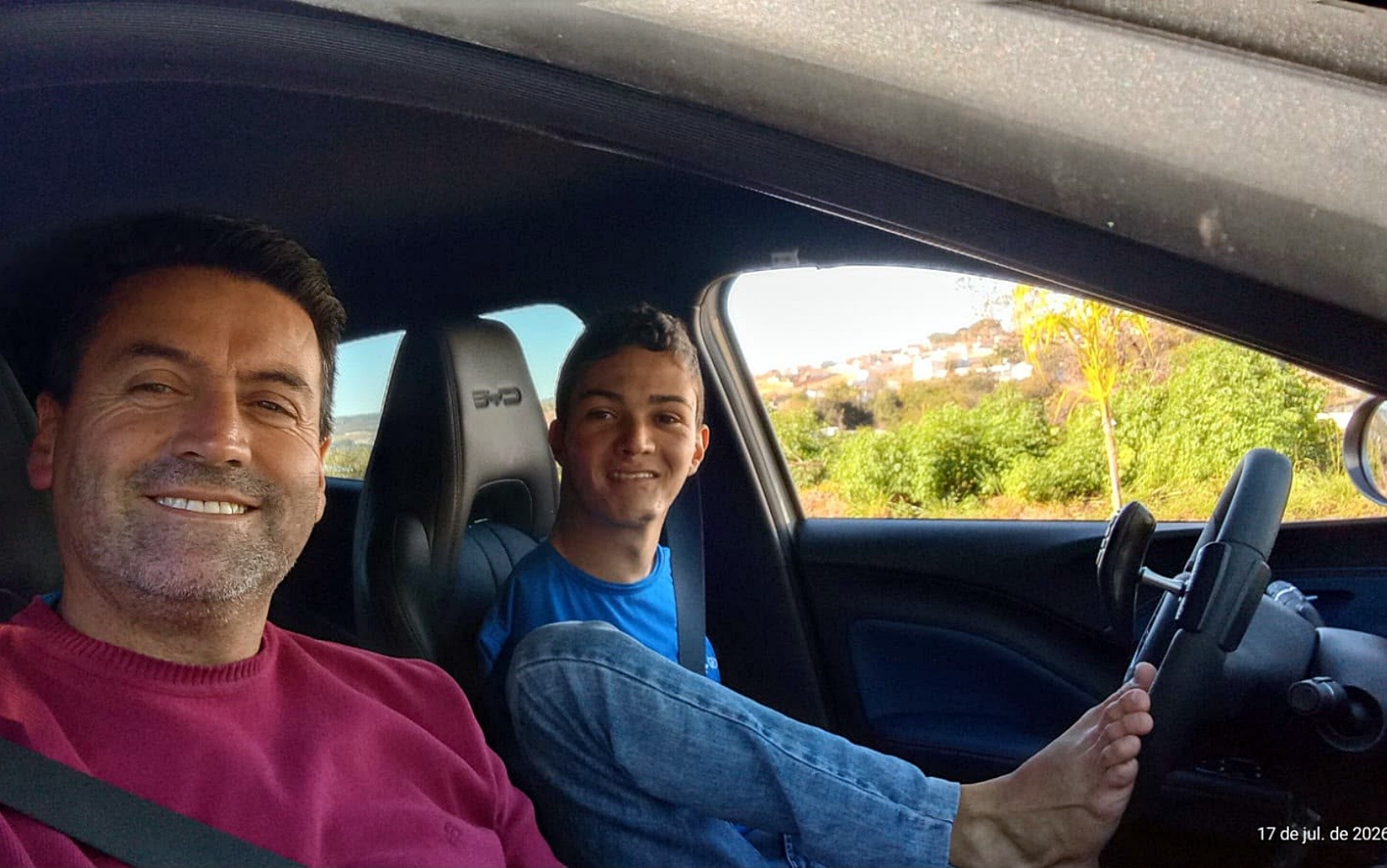 Jovem sem os braços enfrenta barreiras e consegue tirar a CNH em Minas Gerais