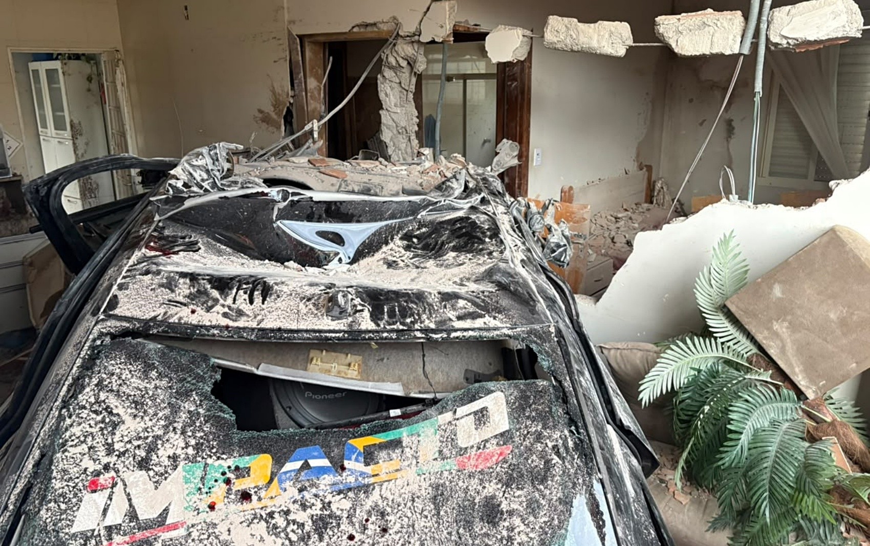 Carro invade casa em Passos e deixa feridos após motorista perder o controle