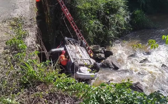 Homem morre e outro fica ferido após carro cair de ponte em Borda da Mata, MG