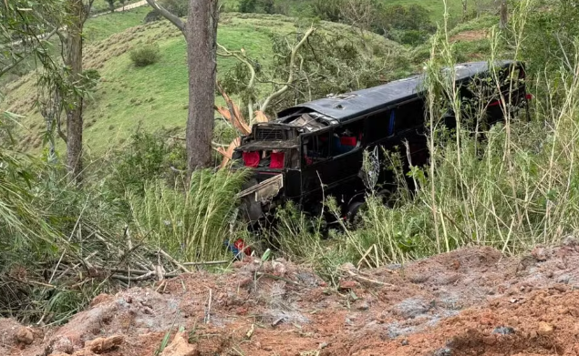 Acidente com ônibus de romeiros deixa seis mortos em queda de ribanceira em Cruzeiro