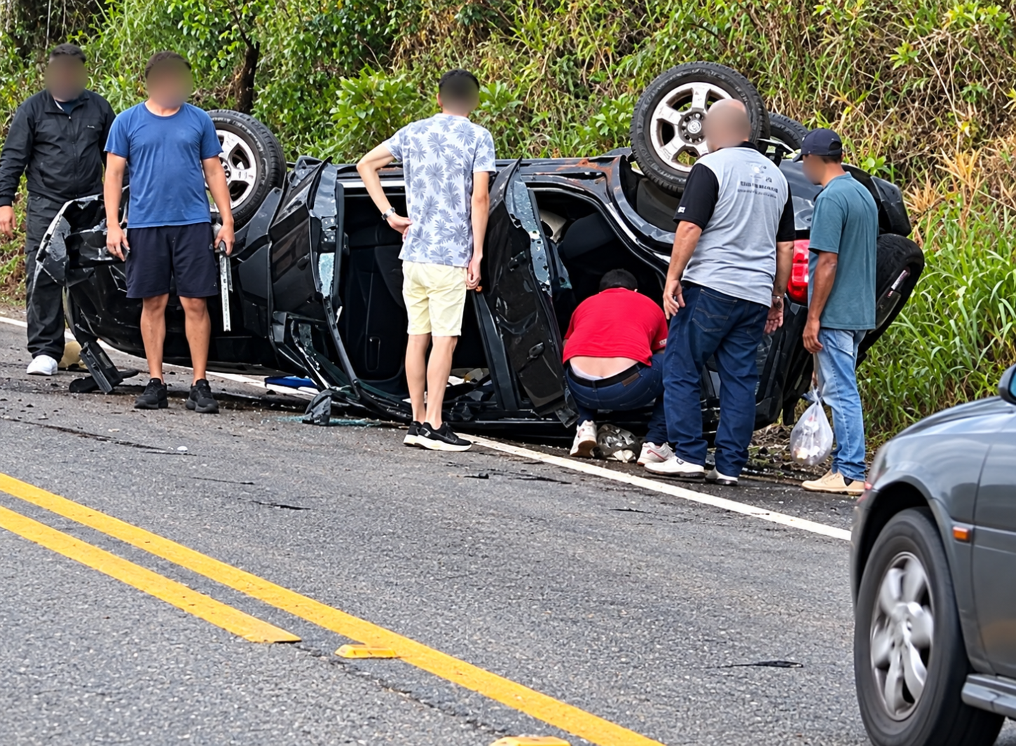 Acidente na MG 459 em Monte Sião deixa condutora de 77 anos ferida após capotamento