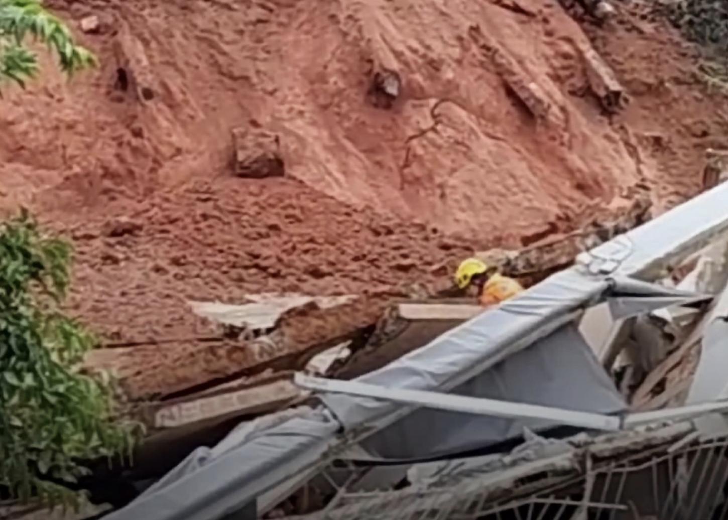 Casa desaba em Jacutinga no domingo e cão é resgatado com vida