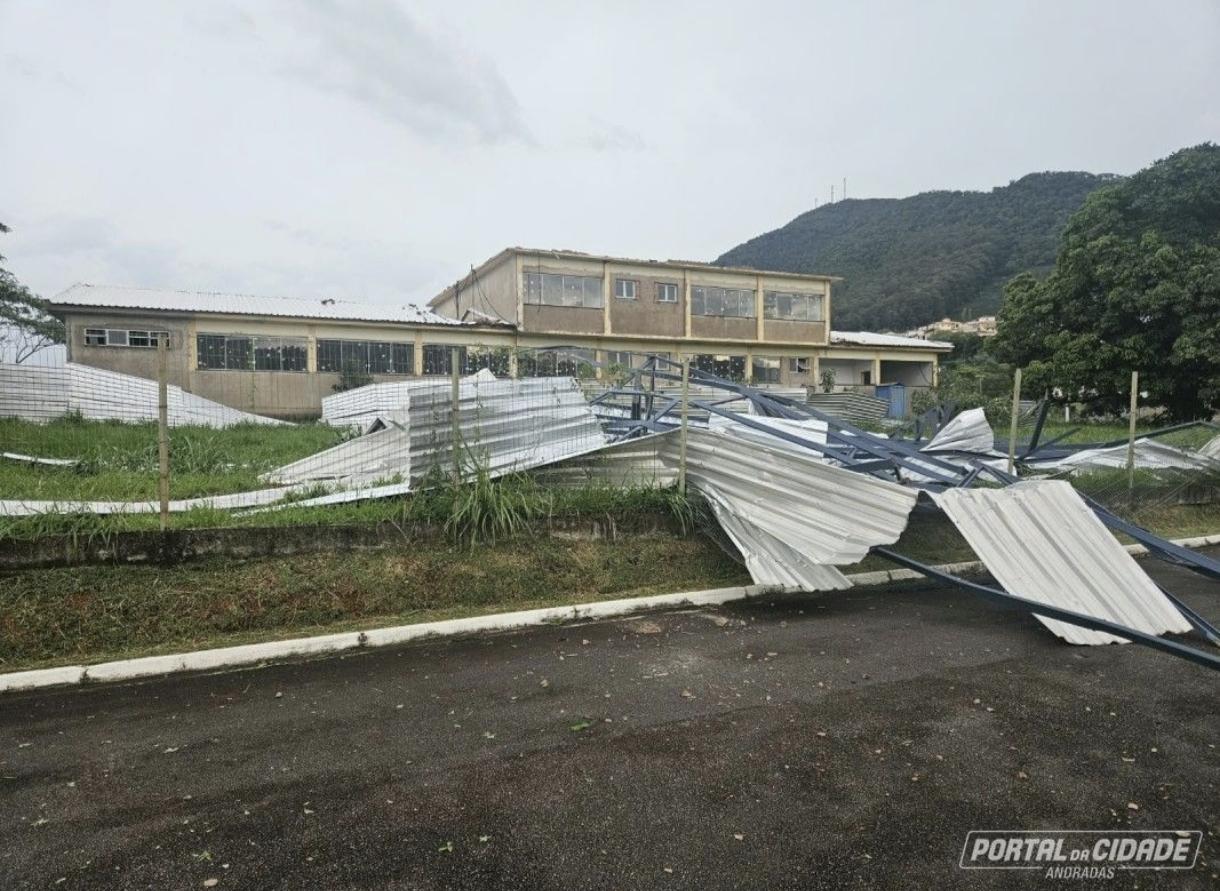 Chuva em Andradas causa estragos, queda de árvores e queda de muro neste sábado