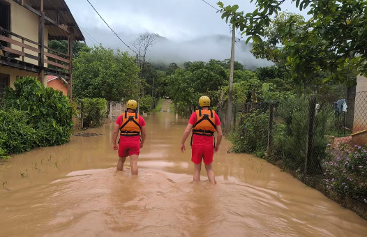 Chuva na região de Campinas causa alagamentos e dificulta acesso a locais de votação