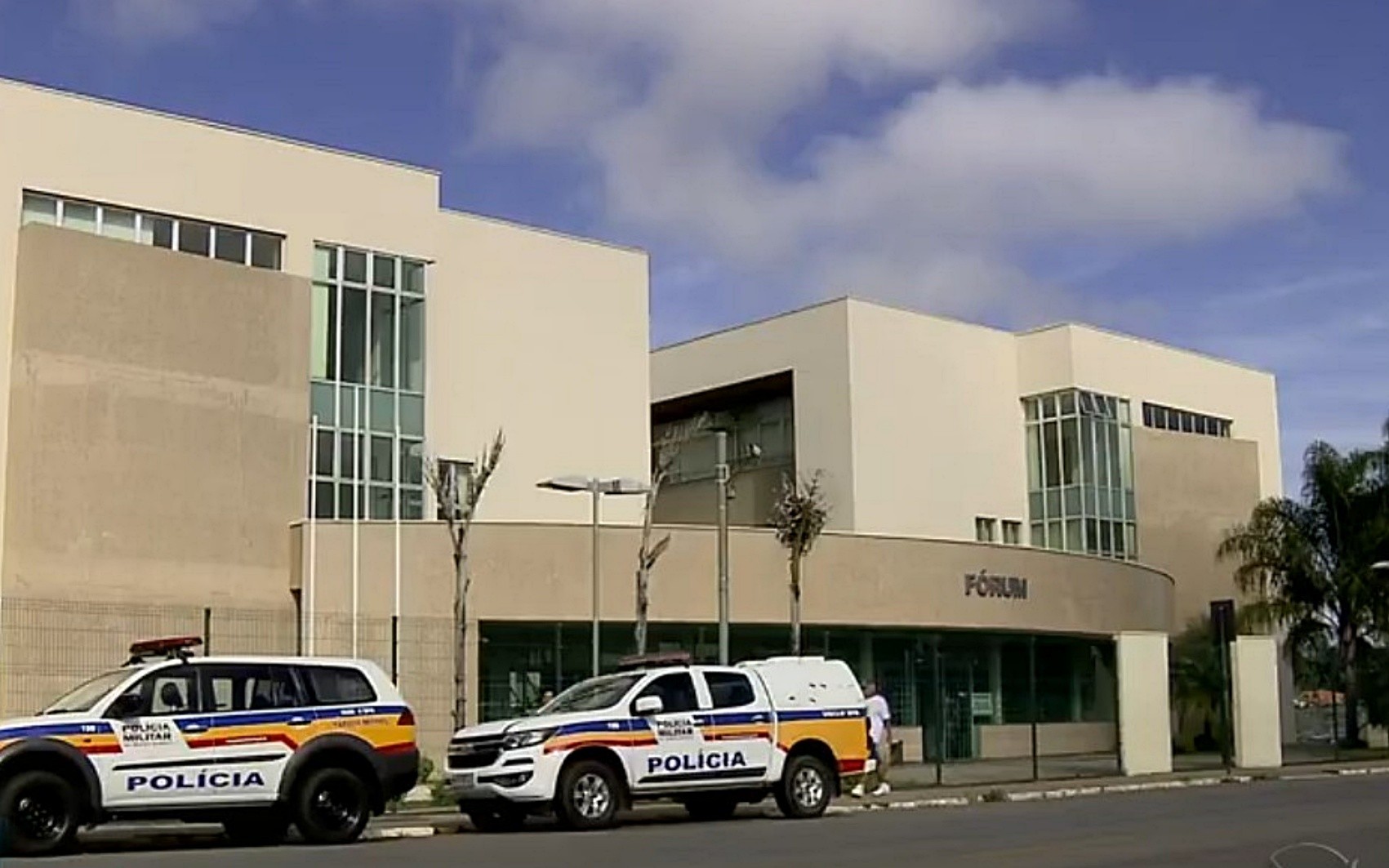 Homem pega pena de 64 anos por tentativa de feminicídio e ataque ao filho em Lavras