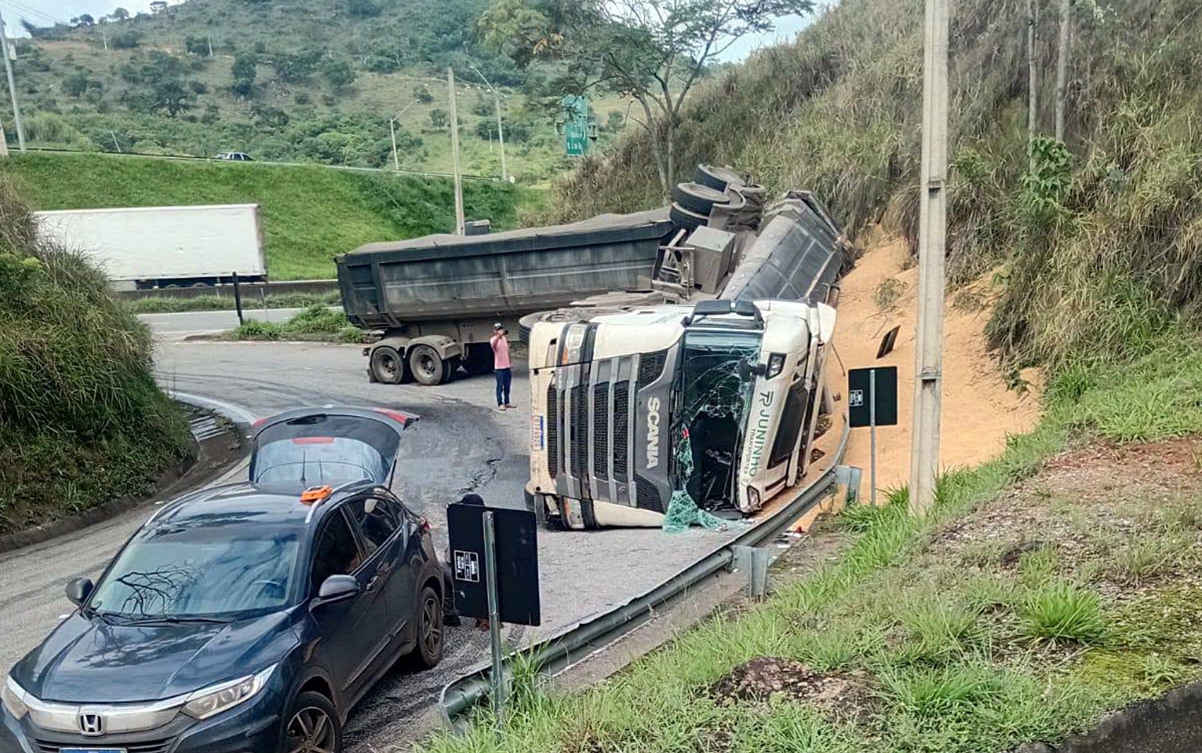 Tombamento de carreta bloqueia alça de retorno na Rodovia Fernão Dias