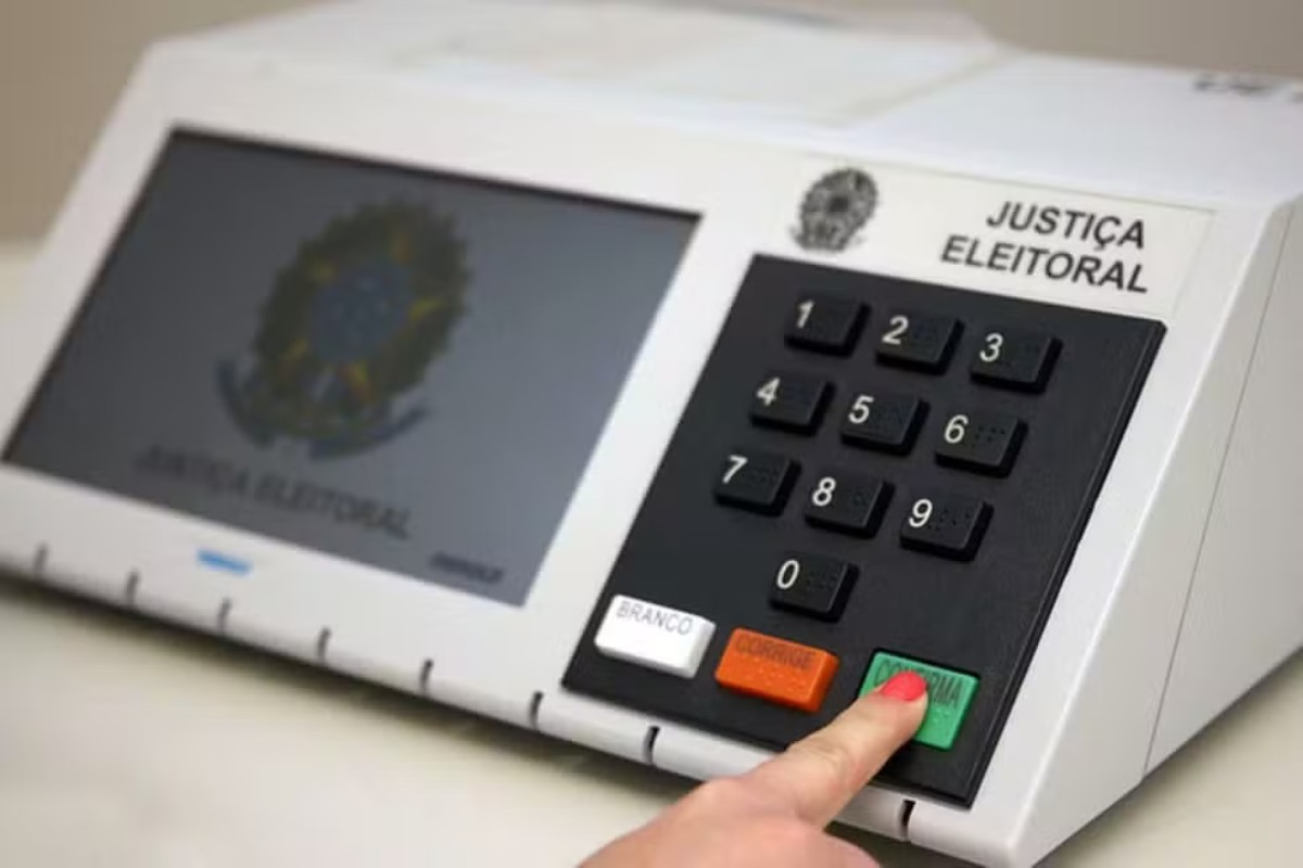 Urna eletrônica é trocada em Pouso Alegre após teclas serem coladas