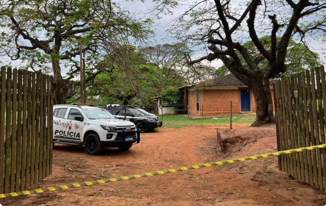 Mulher baleada em haras foi encontrada enquanto amamentava criança de 1 ano, diz PM