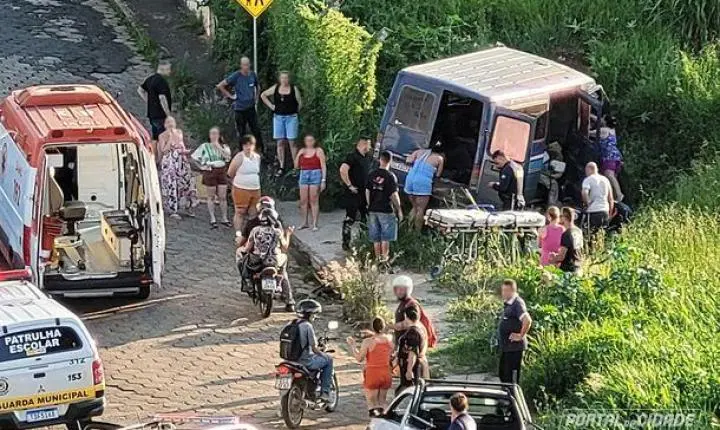Acidente com van em Andradas deixa um morto e onze feridos. 