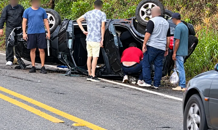 Acidente na MG 459 em Monte Sião deixa condutora de 77 anos ferida após capotamento