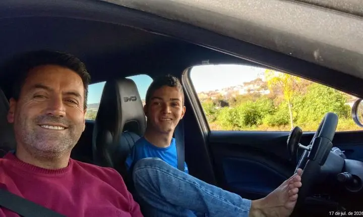 Jovem sem os braços enfrenta barreiras e consegue tirar a CNH em Minas Gerais