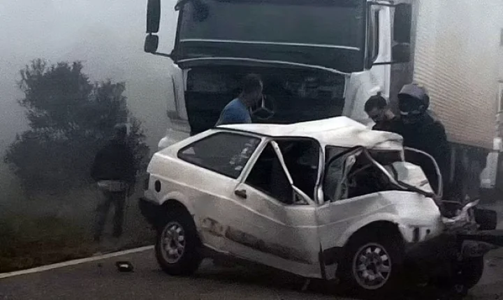 Batida entre carro e caminhão deixa motorista gravemente ferido na MG-290