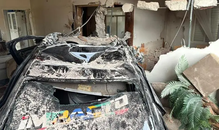 Carro invade casa em Passos e deixa feridos após motorista perder o controle