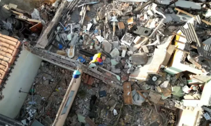 Explosão causada por vazamento de gás transforma local em cenário de guerra em MG; quatro casas são interditadas
