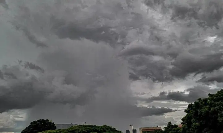 Frente fria rompe bloqueio e traz chuva no Sul de Minas após semanas de tempo seco