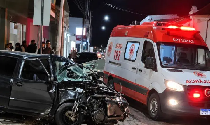 Grave acidente de trânsito envolvendo Fiat Uno e caminhão deixa três feridos em Ouro Fino