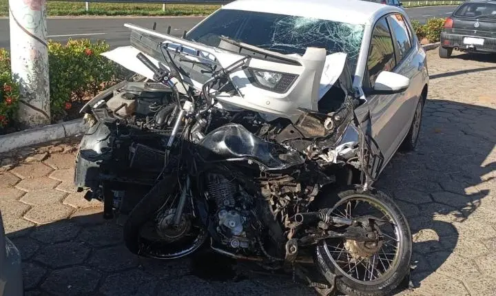 Grave acidente envolvendo dois carros e uma motocicleta deixa jovem morto na Rodovia Engenheiro Geraldo Mantovani, em Monte Sião