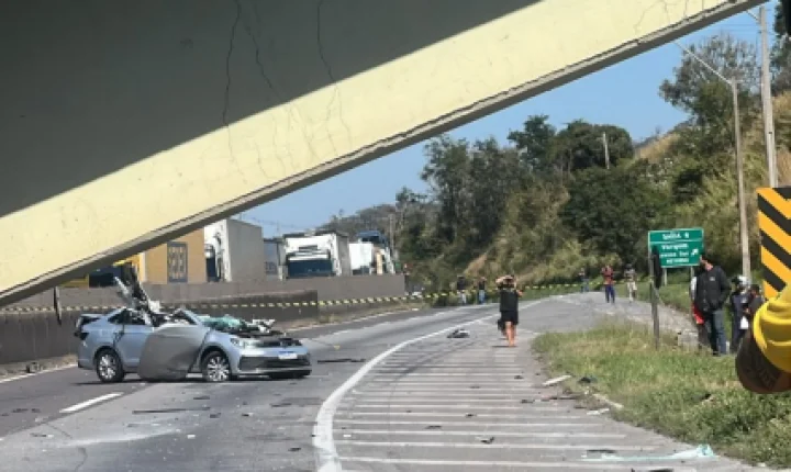 Grave acidente na Rodovia Fernão Dias provoca queda de passarela e deixa dois mortos em Vargem