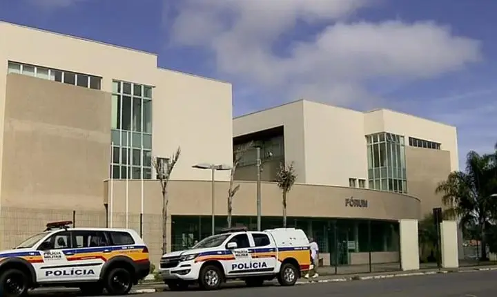 Homem pega pena de 64 anos por tentativa de feminicídio e ataque ao filho em Lavras