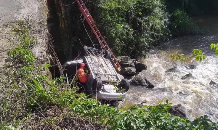 Homem morre e outro fica ferido após carro cair de ponte em Borda da Mata, MG
