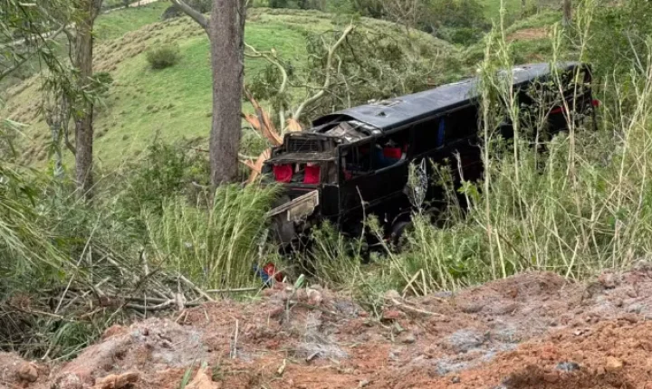 Acidente com ônibus de romeiros deixa seis mortos em queda de ribanceira em Cruzeiro