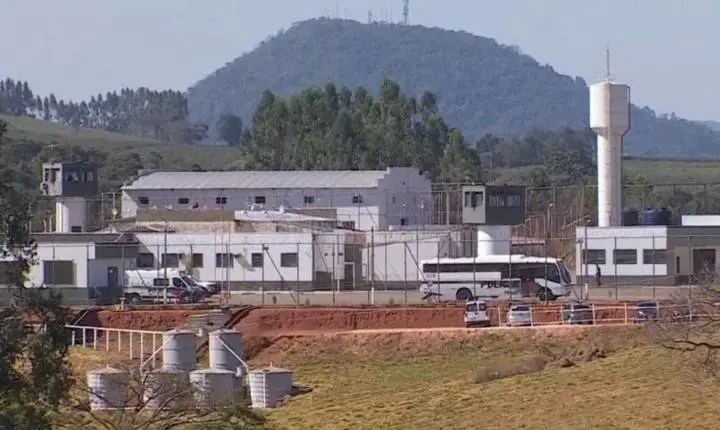 Morre detento ferido em incêndio de fábrica de bolas em presídio de Minas Gerais