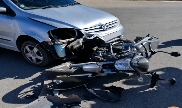 Motociclista fica gravemente ferida após colisão com carro na Avenida das Fontes, em Monte Sião