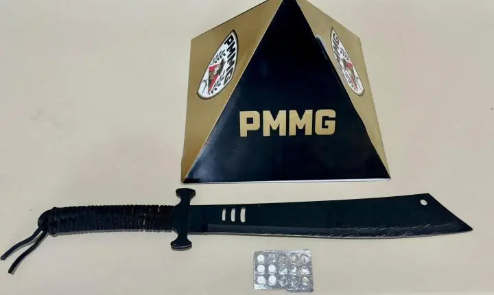 Motorista é autuado por direção perigosa, porte de arma branca e uso de drogas em Ouro Fino