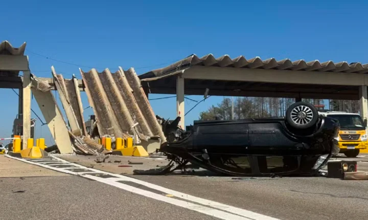 Motorista morre após carro atingir praça de pedágio e derrubar estrutura na SP-340